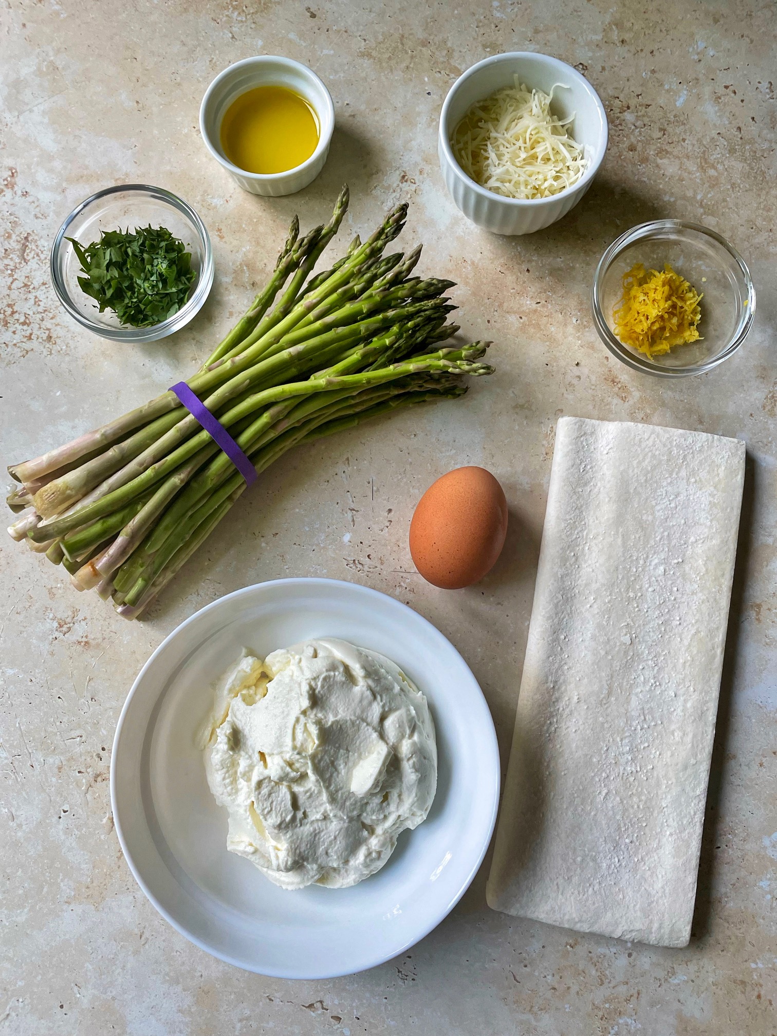 The ingredients needed to make an asparagus tart. 
