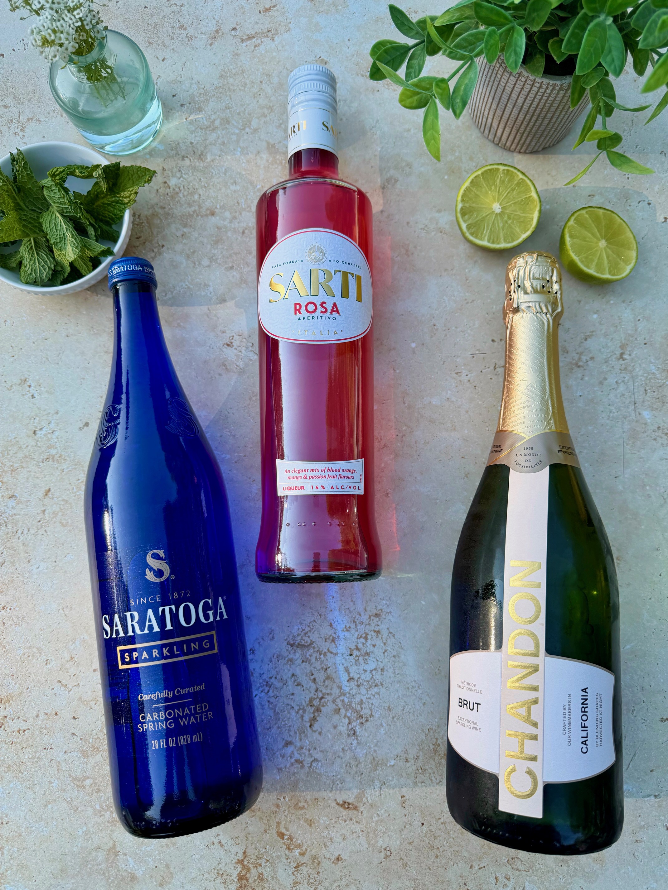 The ingredients needed to make this cocktail.